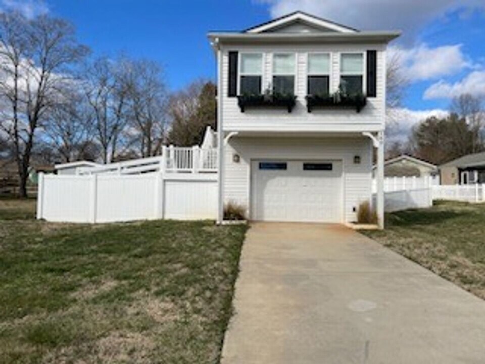 160 Mainview Dr in Mooresville, NC - Foto de edificio