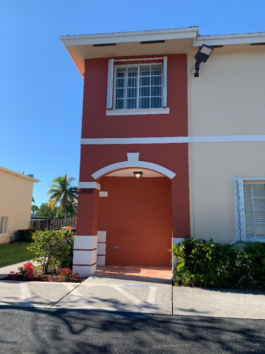 18616 SW 100th Ave in Cutler Bay, FL - Building Photo