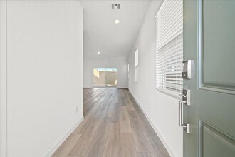 377 Isla Enclave Wy in Henderson, NV - Building Photo - Building Photo