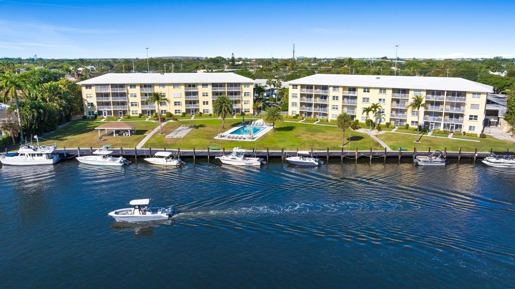 330 N Federal Hwy, Unit 211 in Deerfield Beach, FL - Building Photo
