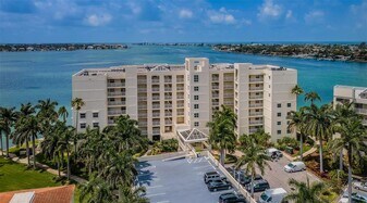 6105 Bahia Del Mar Cir in St. Petersburg, FL - Building Photo