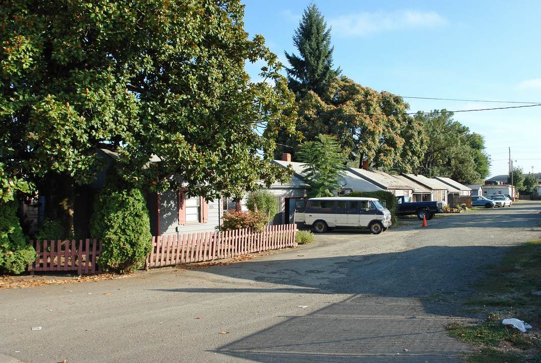 Camillia Trailer Park & Apartments in Eugene, OR - Building Photo