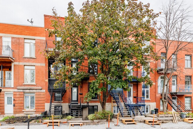 4043 Saint-Antoine Rue O