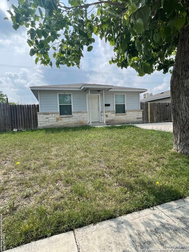 207 Carranza St in San Antonio, TX - Building Photo - Building Photo