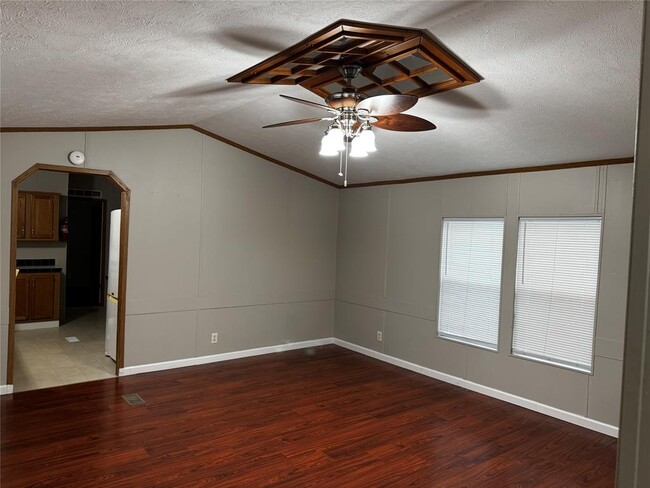 214 County Rd 3313 in Cleveland, TX - Building Photo - Building Photo