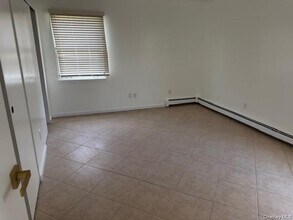 8 Hillview Ct in Commack, NY - Building Photo - Building Photo