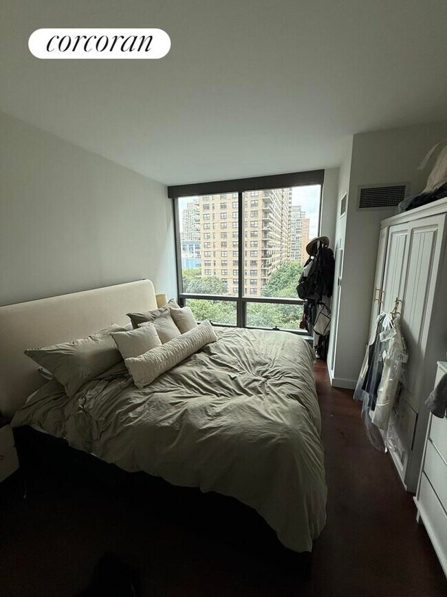 200 W 67th St in New York, NY - Building Photo - Building Photo