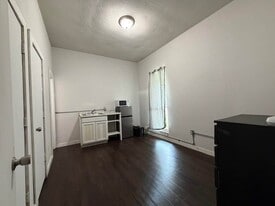 1211 W Park Ave in Orange, TX - Building Photo