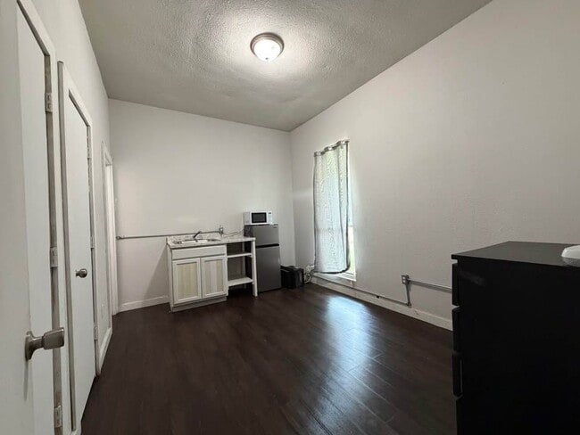 property at 1211 W Park Ave