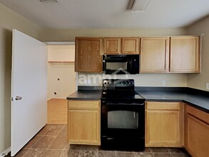 1618 Withers Way in Krum, TX - Foto de edificio - Building Photo