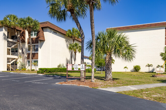 Covington Court in St. Petersburg, FL - Building Photo - Building Photo