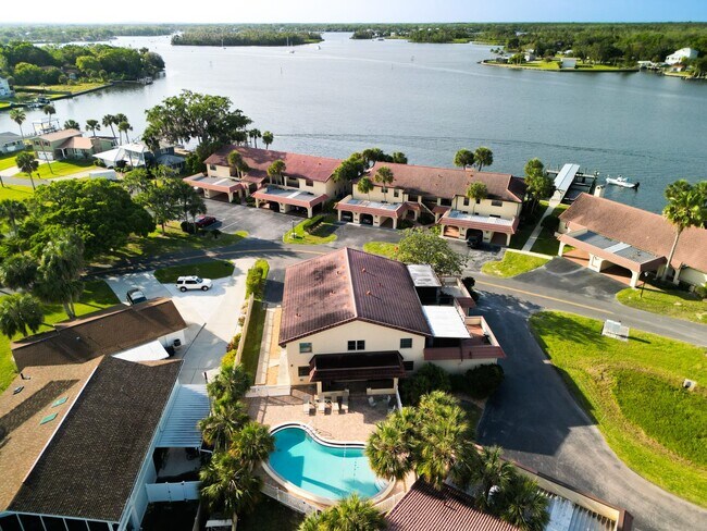 373 NW 14th Pl in Crystal River, FL - Building Photo - Building Photo