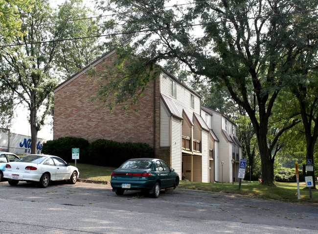 Broadway Gardens in Martins Ferry, OH - Foto de edificio - Building Photo