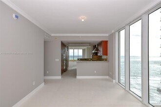 17875 Collins Ave, Unit 2706 in Sunny Isles Beach, FL - Foto de edificio - Building Photo