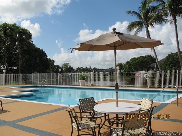 350 Palm Cir W-Unit -201 in Pembroke Pines, FL - Foto de edificio - Building Photo