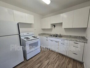 807 NE Alameda Ave in Roseburg, OR - Building Photo - Building Photo