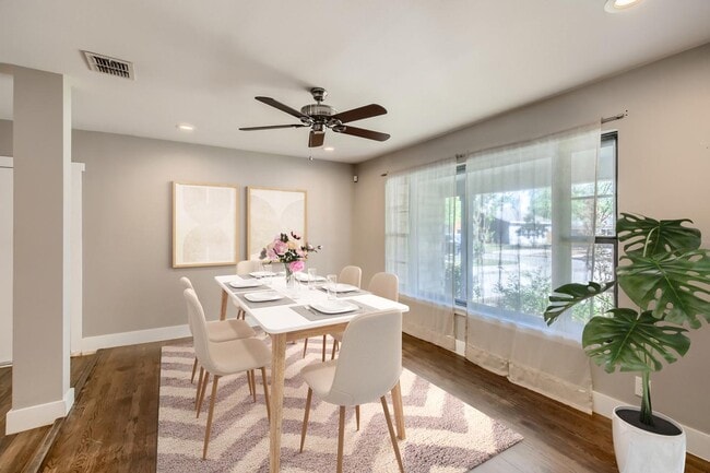 Beautifully updated Northwood home near No in San Antonio, TX - Foto de edificio - Building Photo