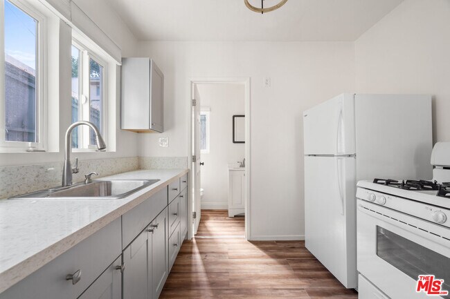 932 1/2 California Ave in Los Angeles, CA - Building Photo - Building Photo
