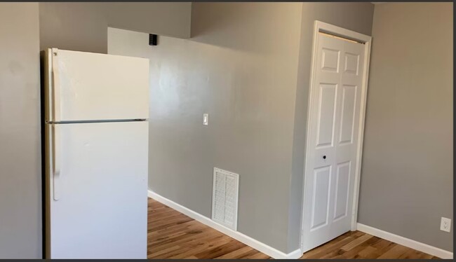 1426 9th St, Unit 4 in Charleston, IL - Foto de edificio - Building Photo