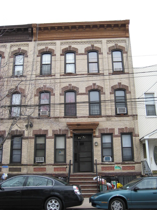 18-68 Palmetto St in Flushing, NY - Foto de edificio