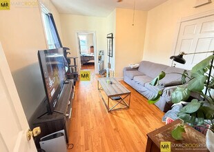 202 Market St, Unit 2 in Boston, MA - Foto de edificio - Building Photo