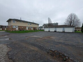 32-46 Manor Dr in Eldridge, IA - Building Photo - Building Photo