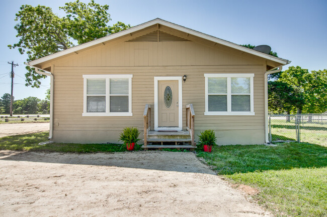 210 TX-21, Unit B in Bastrop, TX - Building Photo - Building Photo