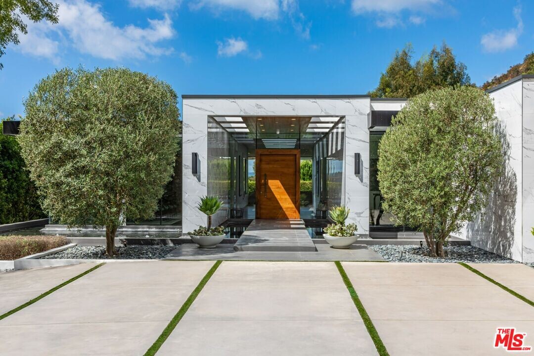 2002 Loma Vista Dr in Beverly Hills, CA - Building Photo