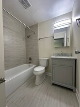 705 Court of Spruce, Unit Unit 3 in Vernon Hills, IL - Foto de edificio - Building Photo