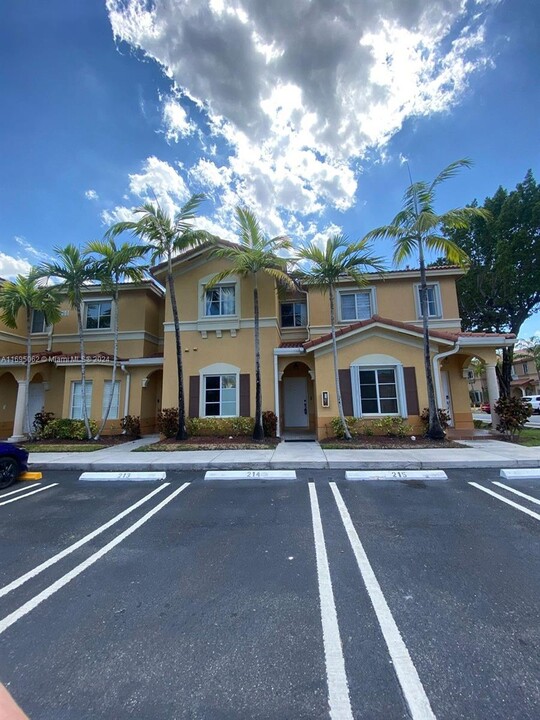 8330 NW 107th Pl in Doral, FL - Foto de edificio