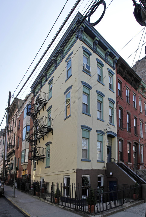 139 Bloomfield St in Hoboken, NJ - Building Photo