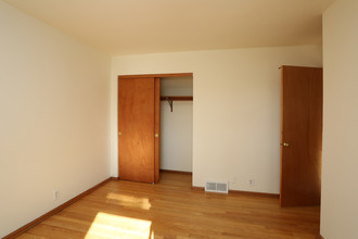 5510 S Illinois Ave in Cudahy, WI - Building Photo - Interior Photo