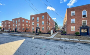 The Bentley in East Hartford, CT - Building Photo - Building Photo