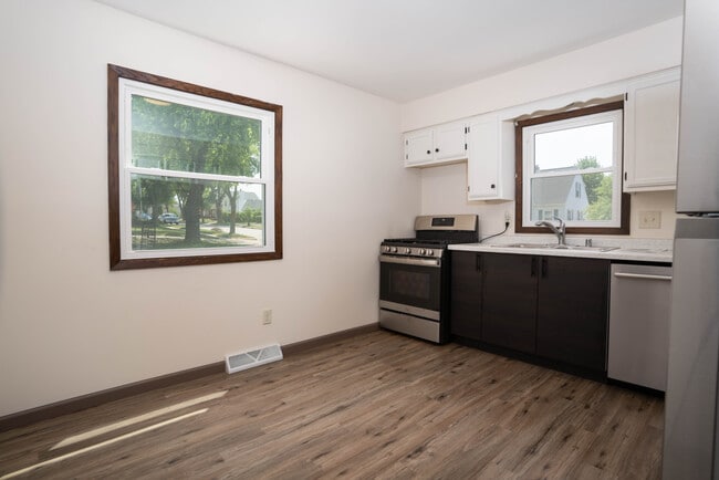 2110 S 96th St, Unit 2110 in West Allis, WI - Building Photo - Building Photo