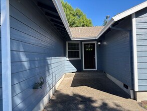 2216 SE Lewellyn Ave in Troutdale, OR - Building Photo - Building Photo
