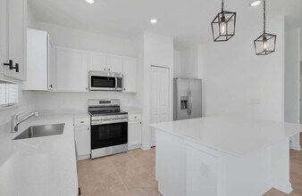 2550 Skyline Lp in Kissimmee, FL - Foto de edificio - Building Photo