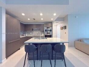 7751 NW 107th Ave in Doral, FL - Foto de edificio - Building Photo