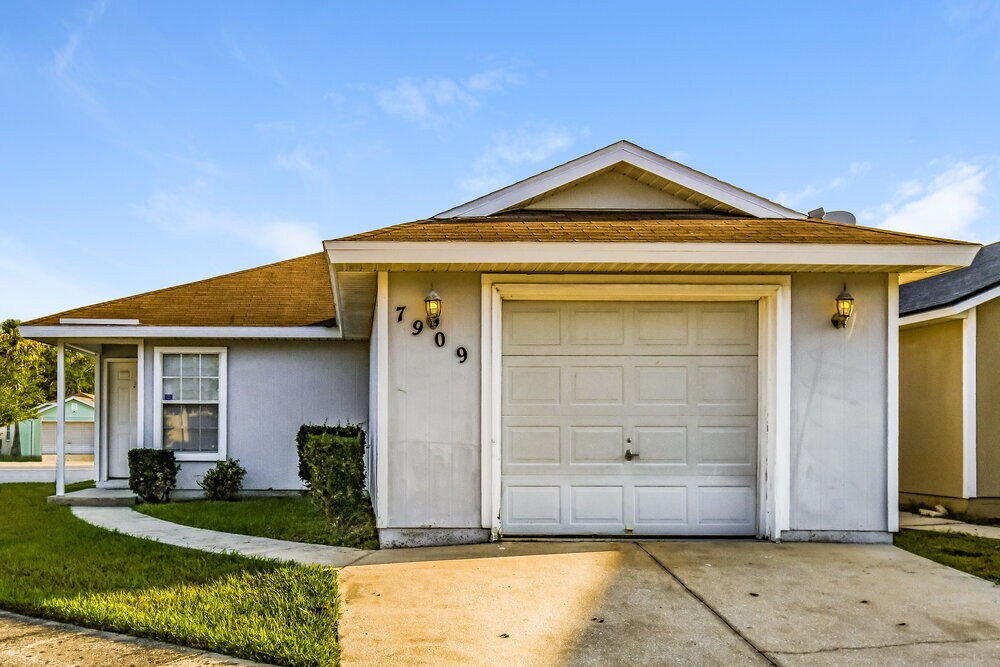 7909 Cherry Blossom Dr S in Jacksonville, FL - Building Photo