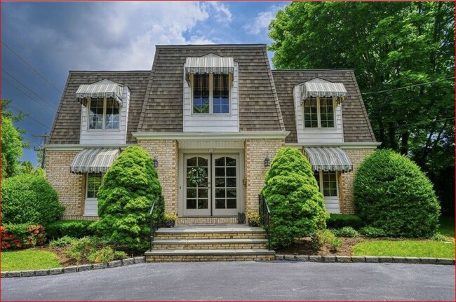 property at 550 Roslyn Rd