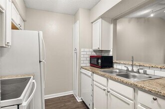 6050 Melody Ln in Dallas, TX - Building Photo - Building Photo