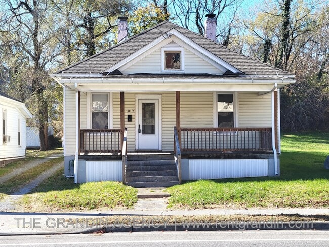 property at 1019 13th St SE