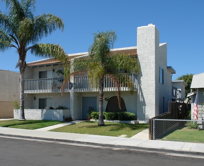 16811 Green St in Huntington Beach, CA - Foto de edificio - Building Photo