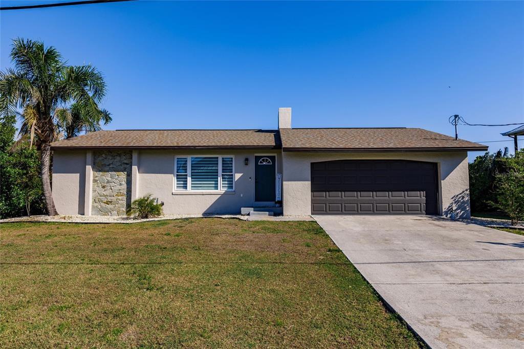 156 Danforth Dr in Port Charlotte, FL - Foto de edificio