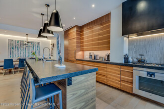 45 Wood Rd in Snowmass Village, CO - Foto de edificio - Building Photo