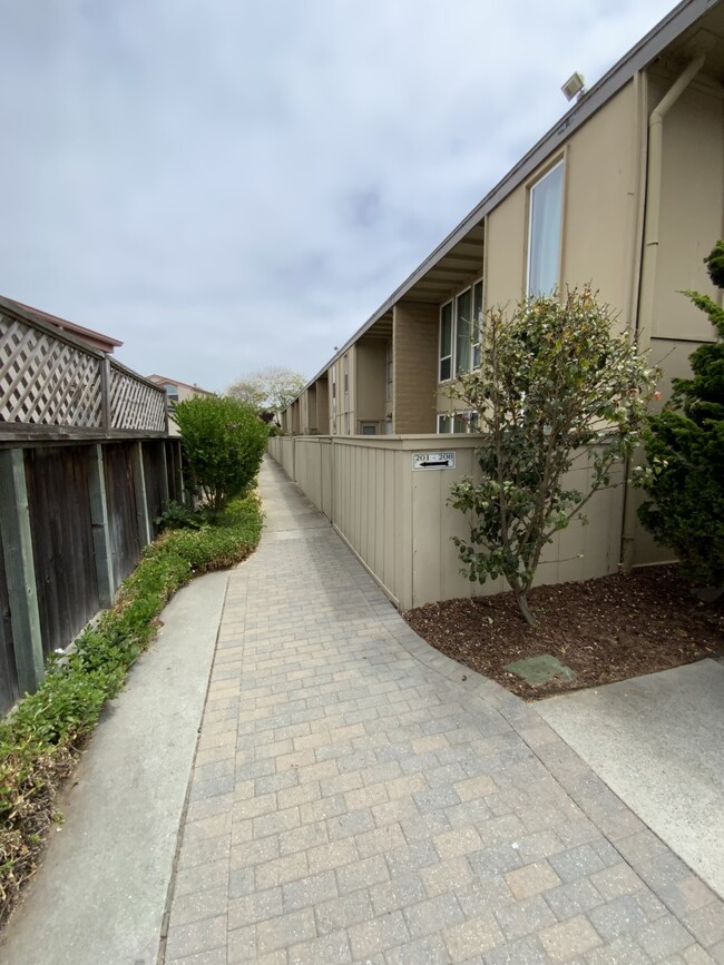 451 Dela Vina Ave #207 - Monterey