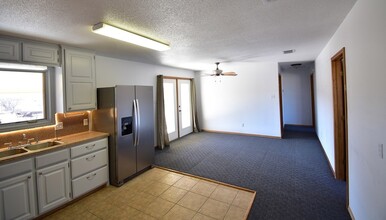 909 S Cactus St, Unit B in Alpine, TX - Building Photo - Building Photo