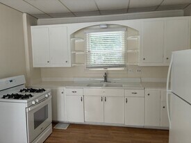 203 Burns St, Unit Unit 4 in Charlevoix, MI - Building Photo