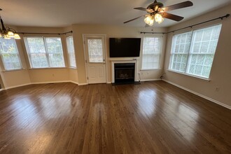 76 Knoll Ct in Millington, NJ - Foto de edificio - Building Photo