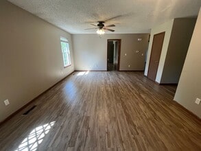 1045 N Dickerson Ave in Springfield, MO - Building Photo - Building Photo