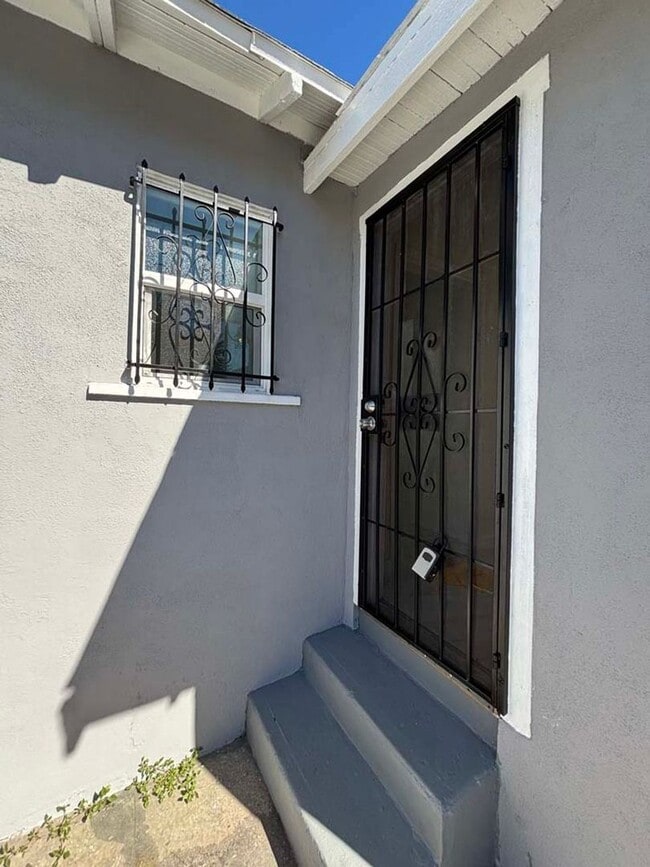 4215-4217 S Budlong Ave in Los Angeles, CA - Foto de edificio - Building Photo